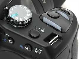 Le grip du Sony Alpha DSLR-A100.
